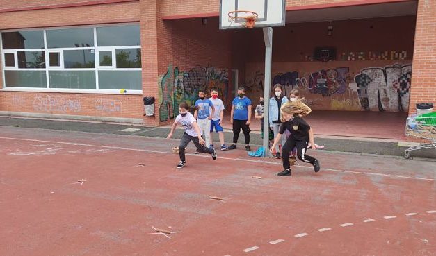 LOS ALUMNOS DE TERCERO Y CUARTO PRACTICAN DEPORTE RURAL VASCO