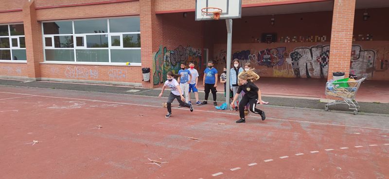 LOS ALUMNOS DE TERCERO Y CUARTO PRACTICAN DEPORTE RURAL VASCO