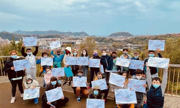 Los alumnos de quinto y sexto conociendo el barrio