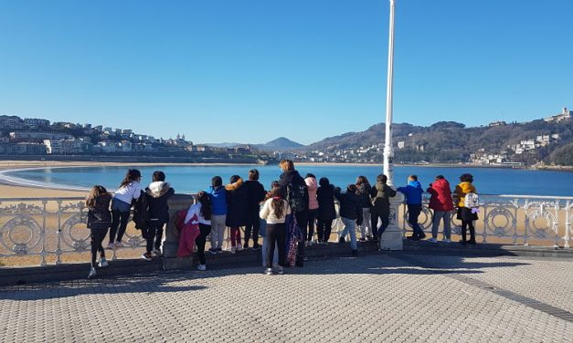 LOS ALUMNOS DEL PRIMER CICLO PASEANDO Y APRENDIENDO POR DONOSTIA