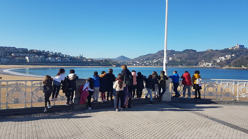 LOS ALUMNOS DEL PRIMER CICLO PASEANDO Y APRENDIENDO POR DONOSTIA