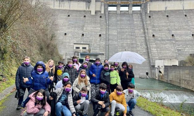 Los alumnos de tercer ciclo en la Presa de Añarbe