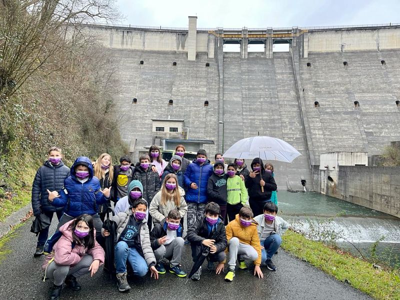 Los alumnos de tercer ciclo en la Presa de Añarbe