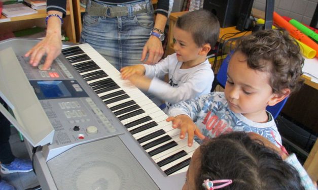 Nuestros alumnos en clase de música