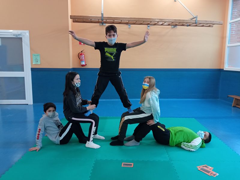 Los alumnos de tercer ciclo practicando acropost en la clase de educación física